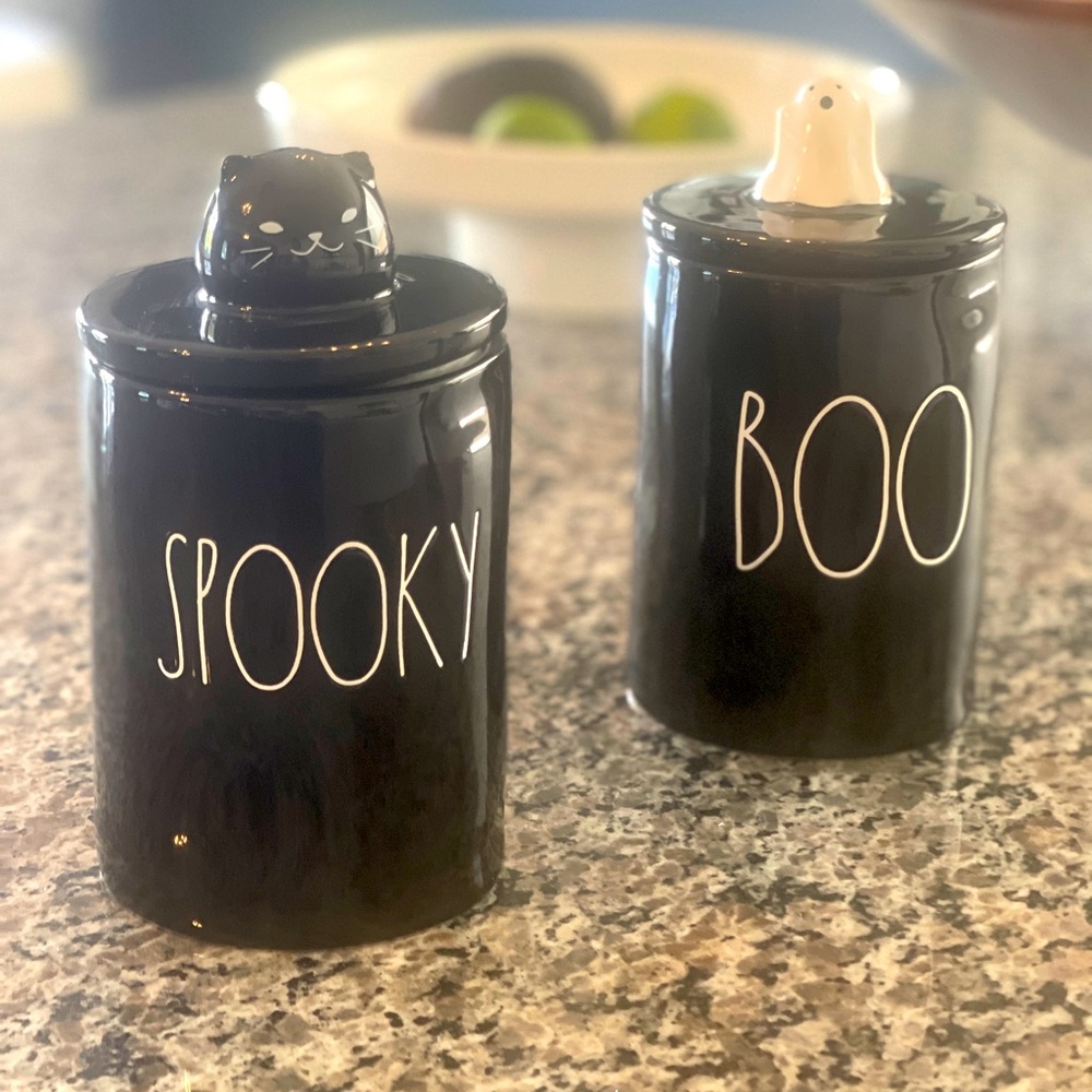 😌HP😚 Rae Dunn Halloween SPOOKY or BOO scented black ceramic lidded jar candle - Picture 1 of 6